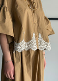 Carica l'immagine nel visualizzatore della galleria, Camicia KIKISIX con pizzo

