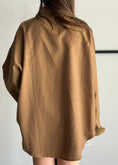 Carica l'immagine nel visualizzatore della galleria, Camicia over camel basic
