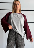 Carica l'immagine nel visualizzatore della galleria, T-shirt bicolore con maniche raglan svasate
