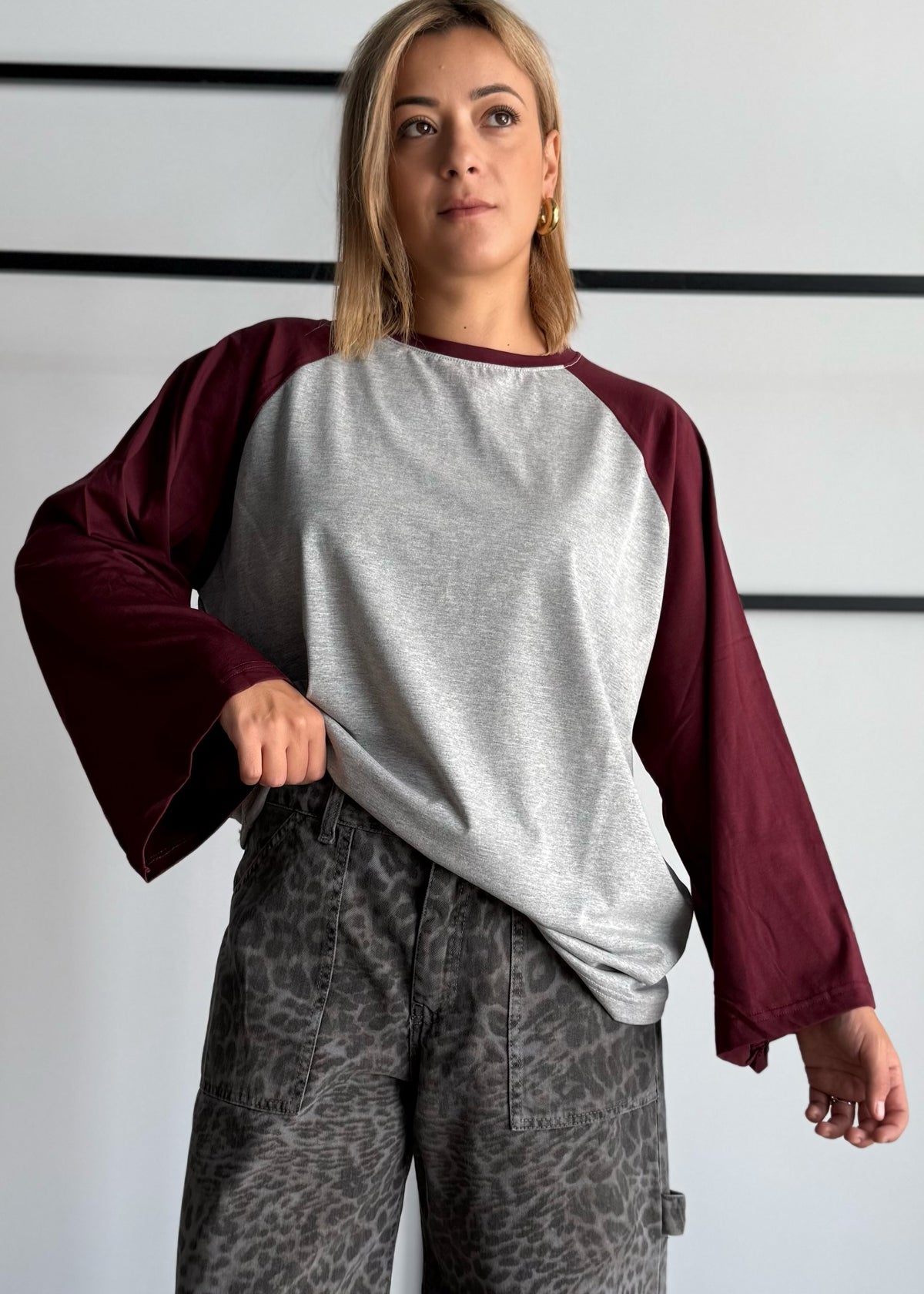T-shirt bicolore con maniche raglan svasate