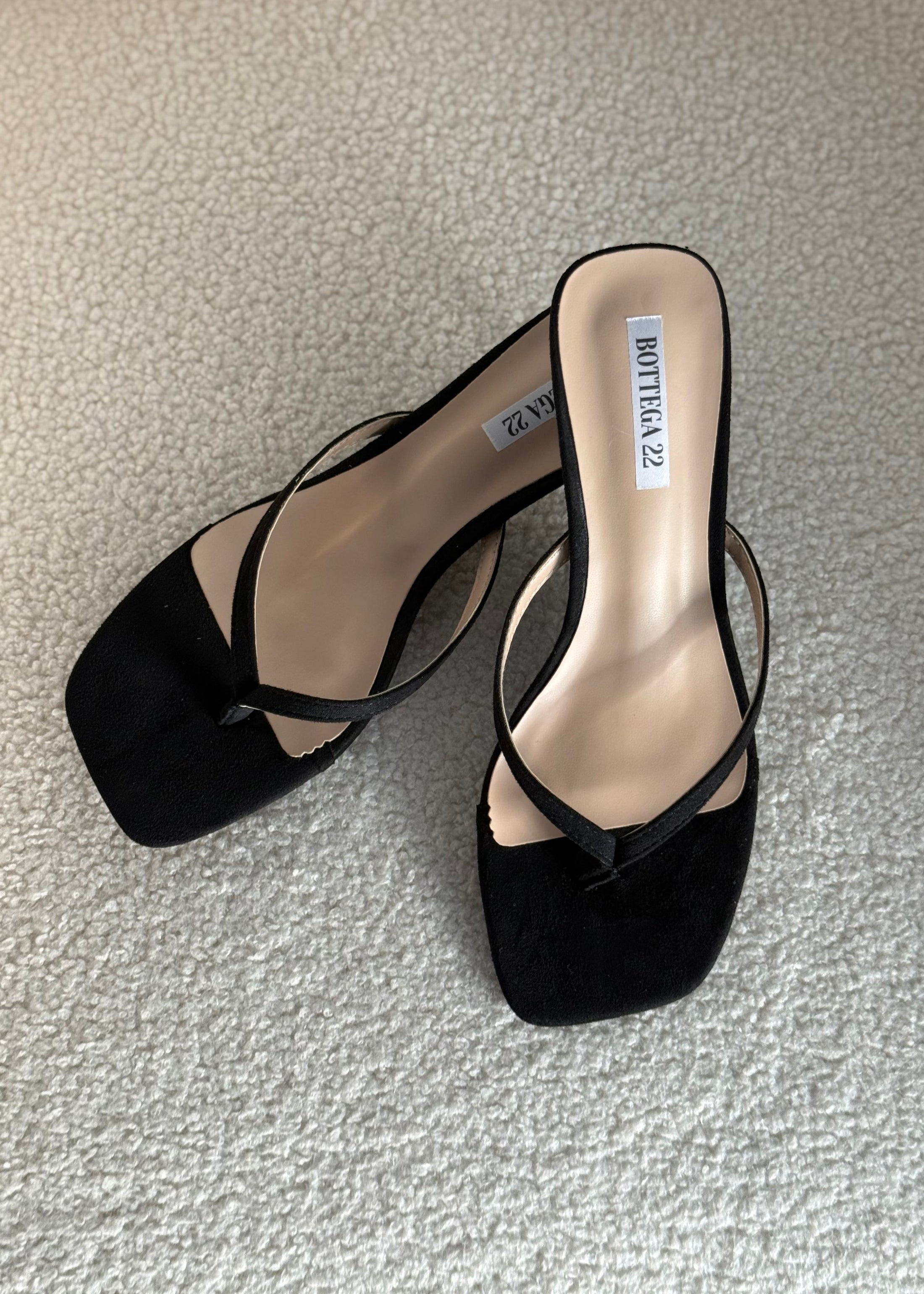 Sandali infradito con tacco nero effetto suede