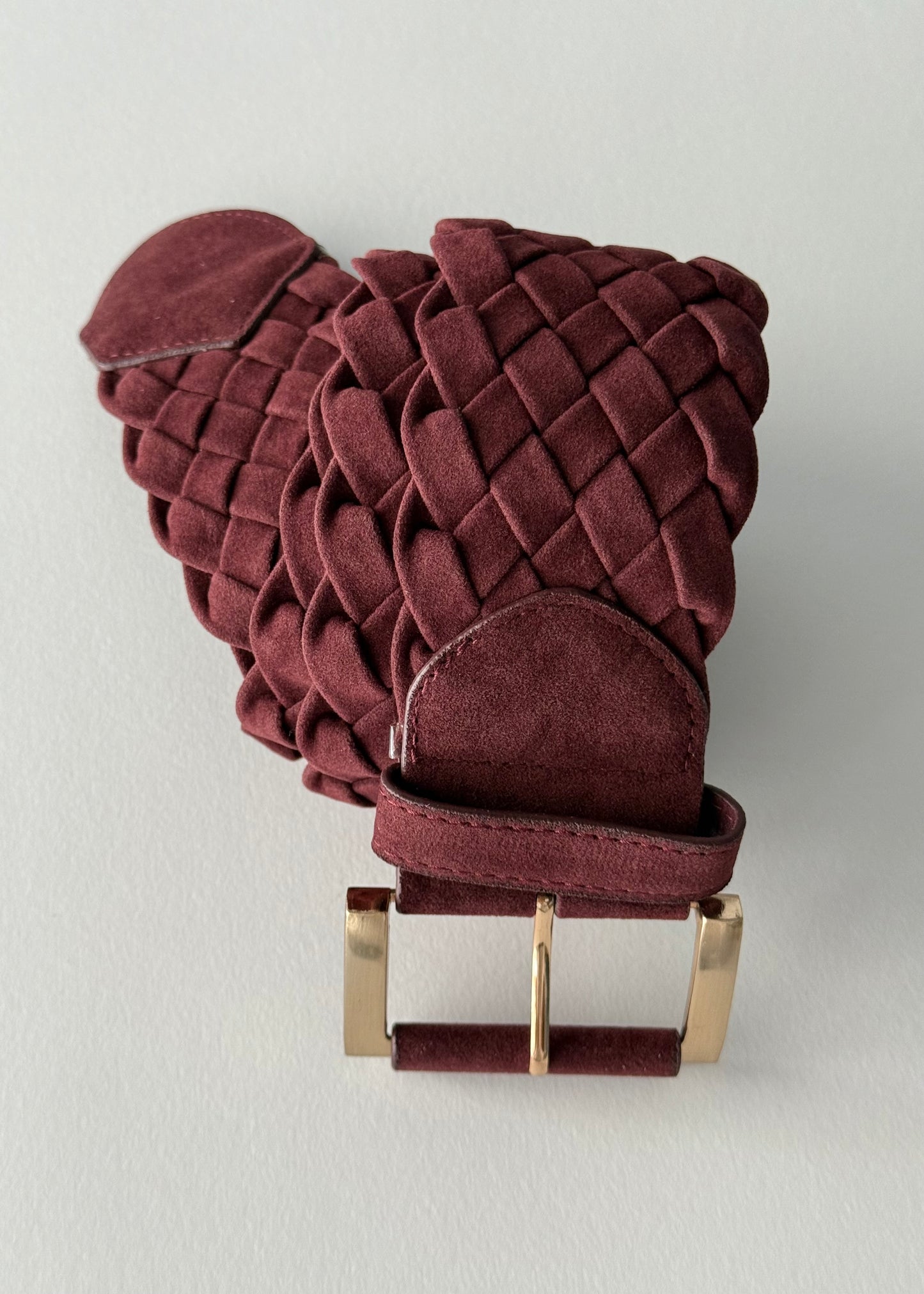 Cintura intrecciata in suede bordeaux con fibbia in metallo
