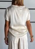 Carica l'immagine nel visualizzatore della galleria, T-shirt latte in satin - ZAHJR
