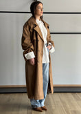 Carica l'immagine nel visualizzatore della galleria, Trench THEVICE in suede cammello
