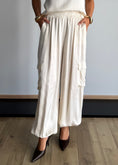 Carica l'immagine nel visualizzatore della galleria, Pantalone cargo satinato latte - ZAHJR
