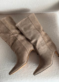 Carica l'immagine nel visualizzatore della galleria, Stivale THEVICE in suede taupe

