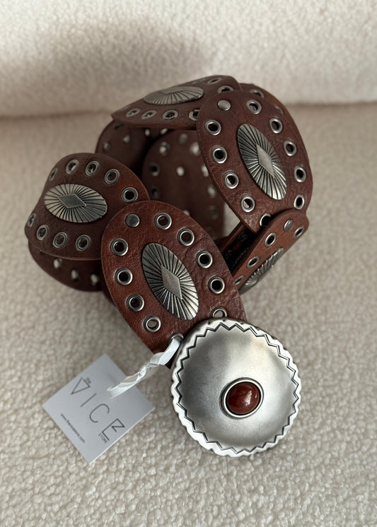 Cintura THEVICE con Conchos in Metallo e Fibia Decorata