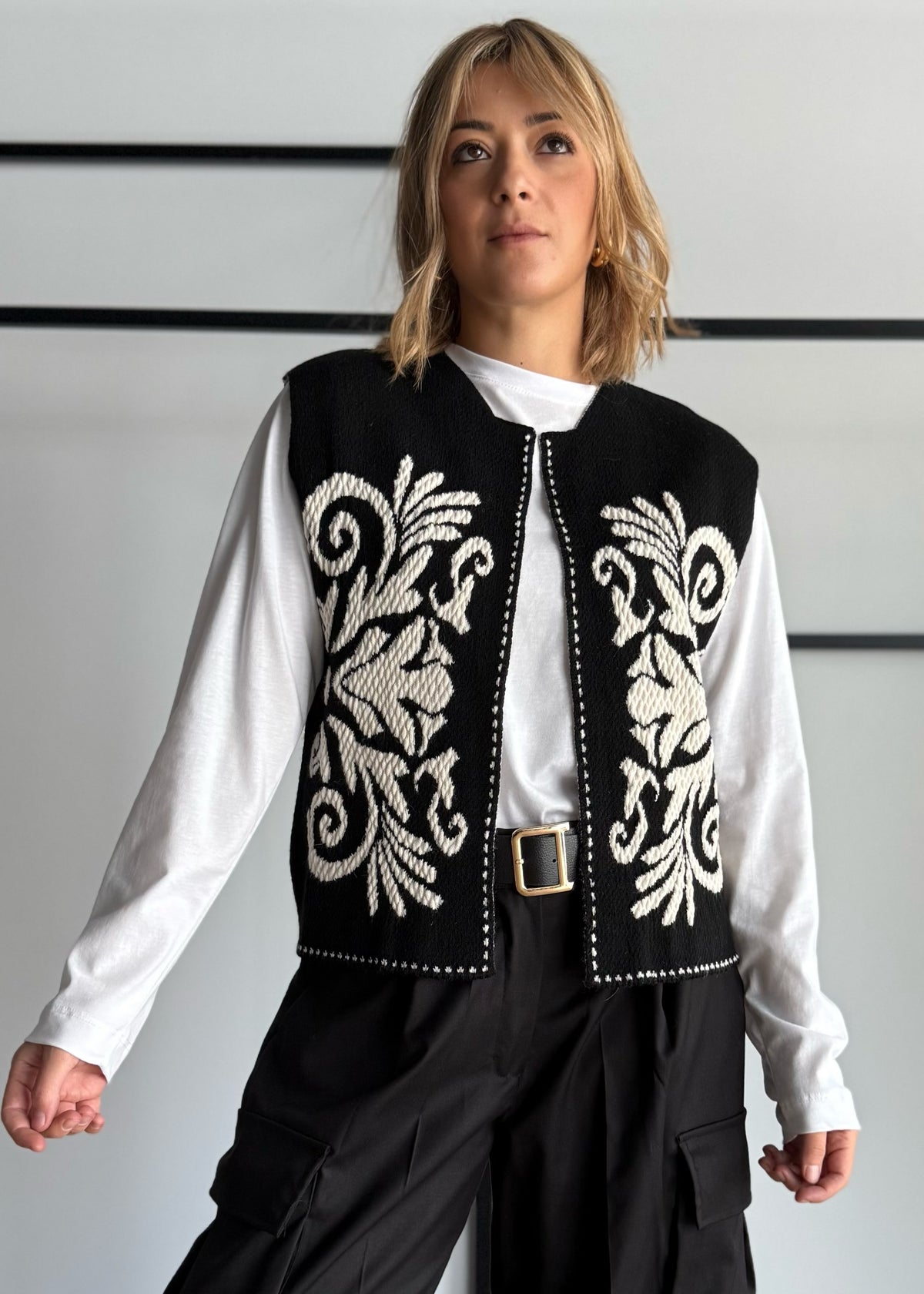 Gilet nero con ricami panna - ZAHJR
