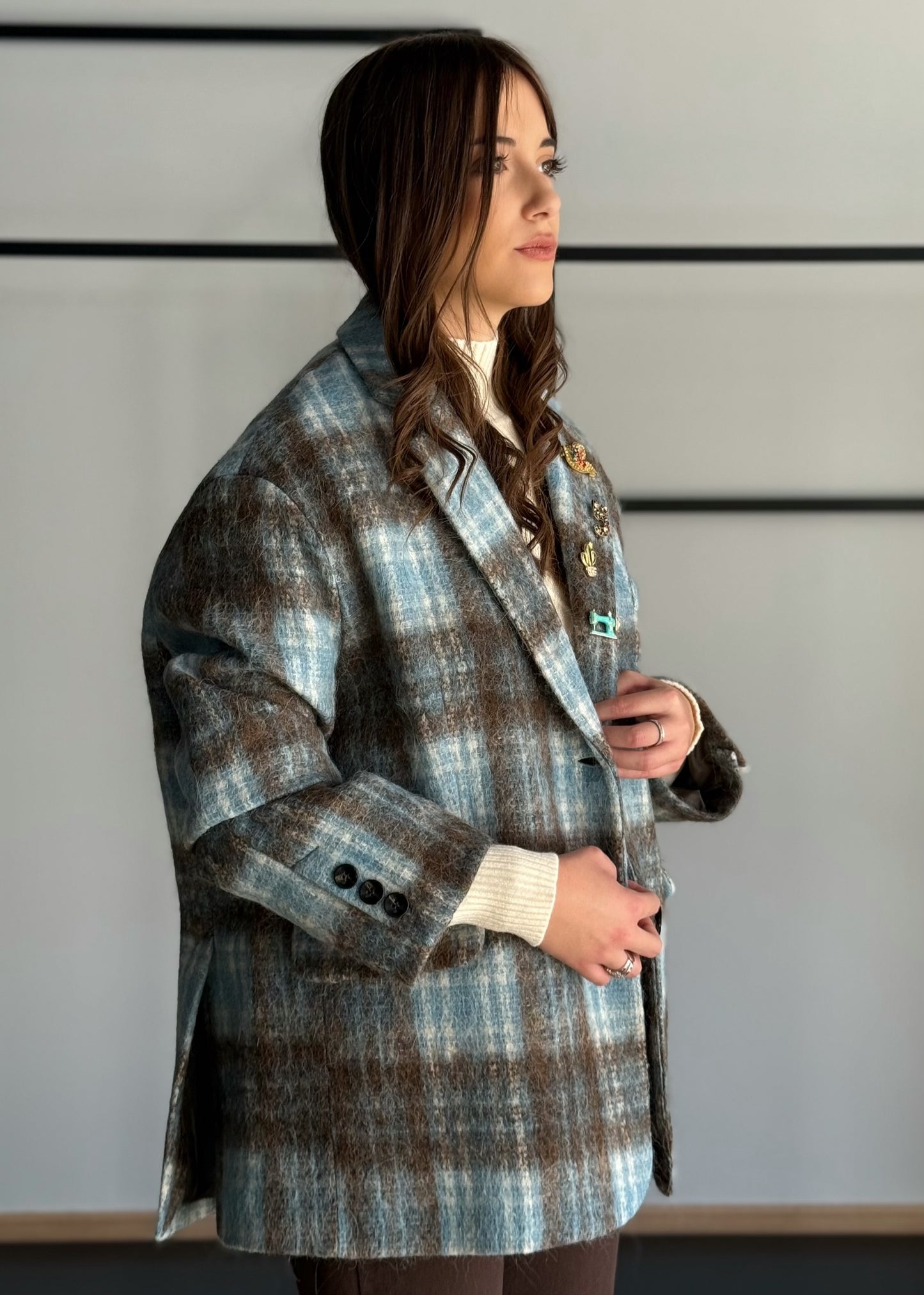 Giacca oversize a quadri in lana con spille decorative - ZAHJR