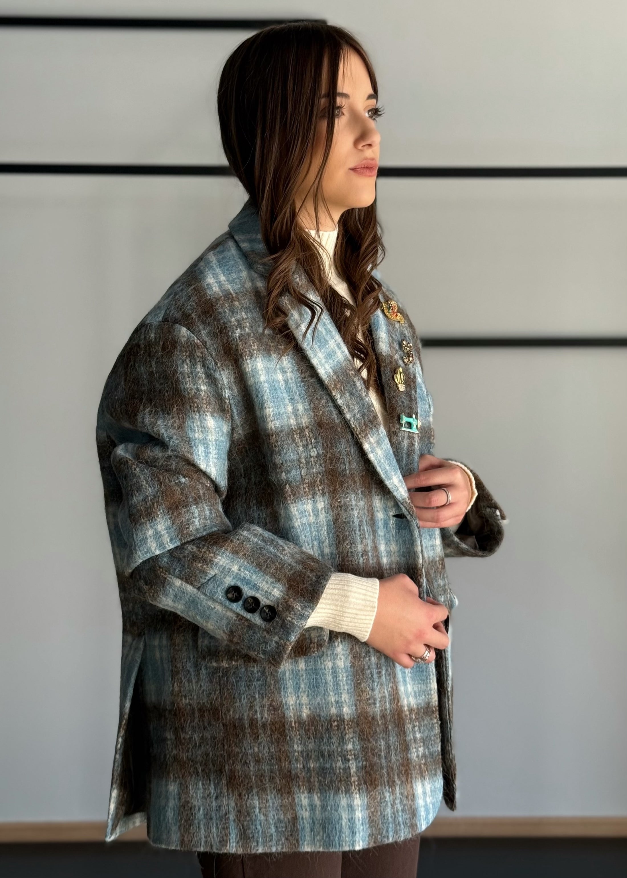 Giacca oversize a quadri in lana con spille decorative - ZAHJR