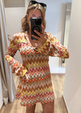 Carica l'immagine nel visualizzatore della galleria, Abito in maglia zig zag con dettaglio gioiello
