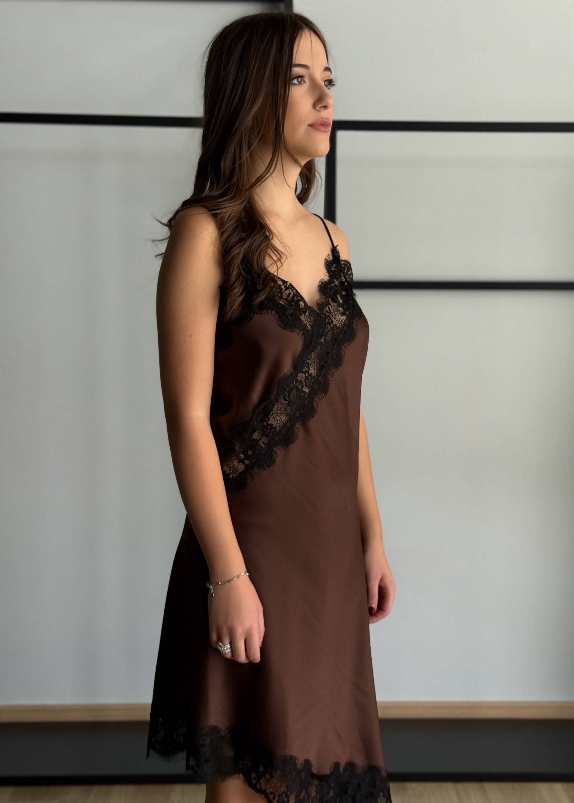 Abito sottoveste in raso con pizzo e orlo asimmetrico