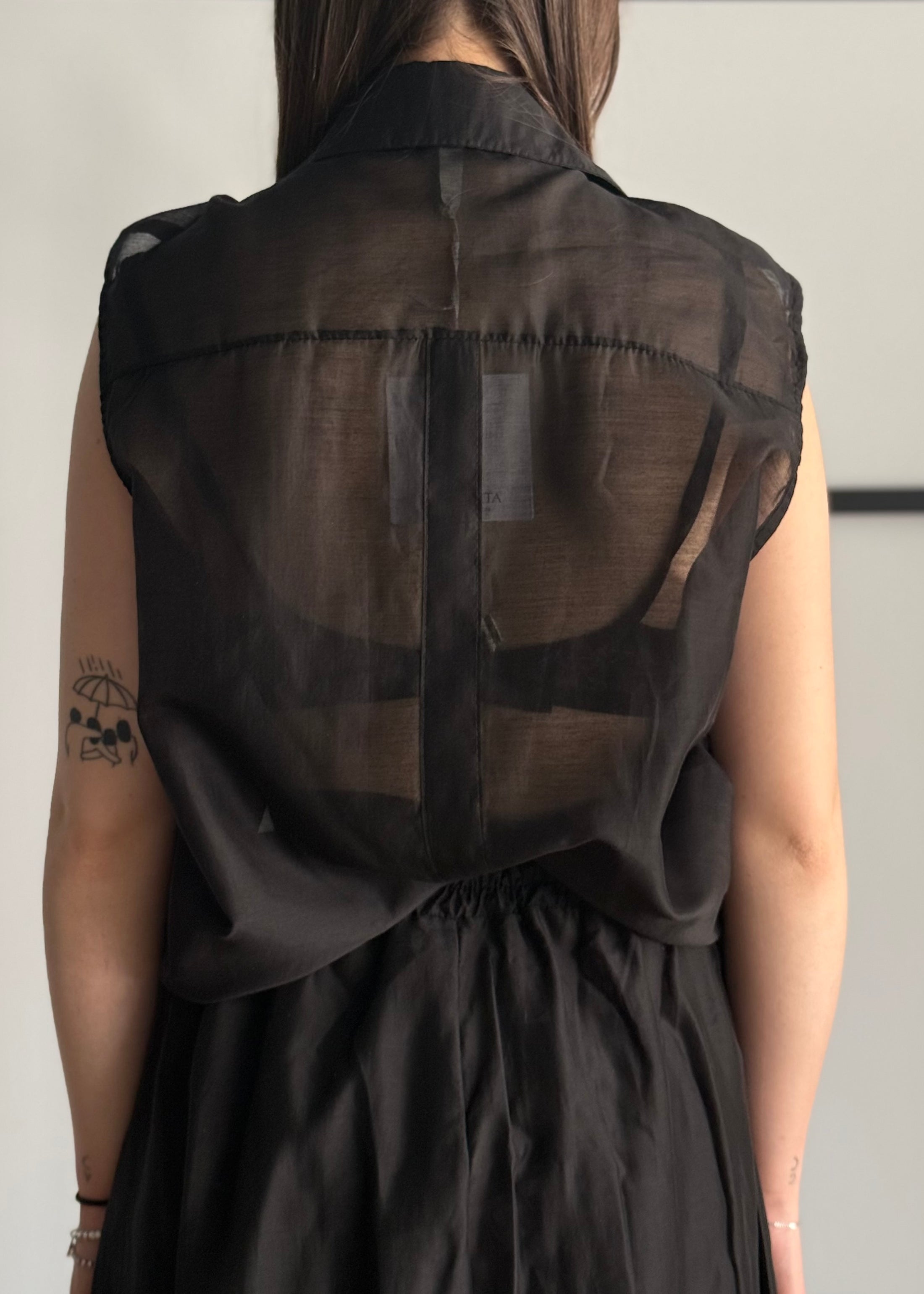 Camicia nera trasparente con volant
