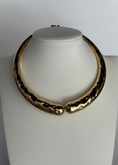 Collana rigida dorata effetto martellato