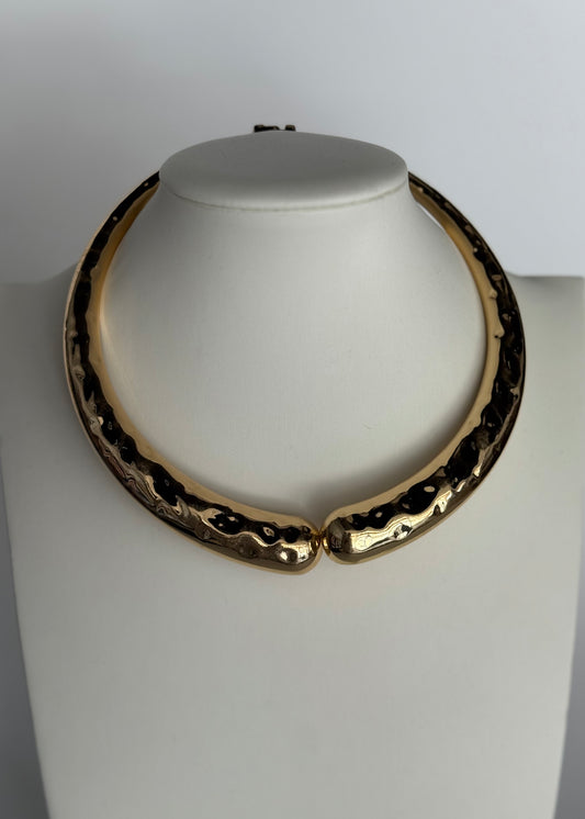 Collana rigida dorata effetto martellato