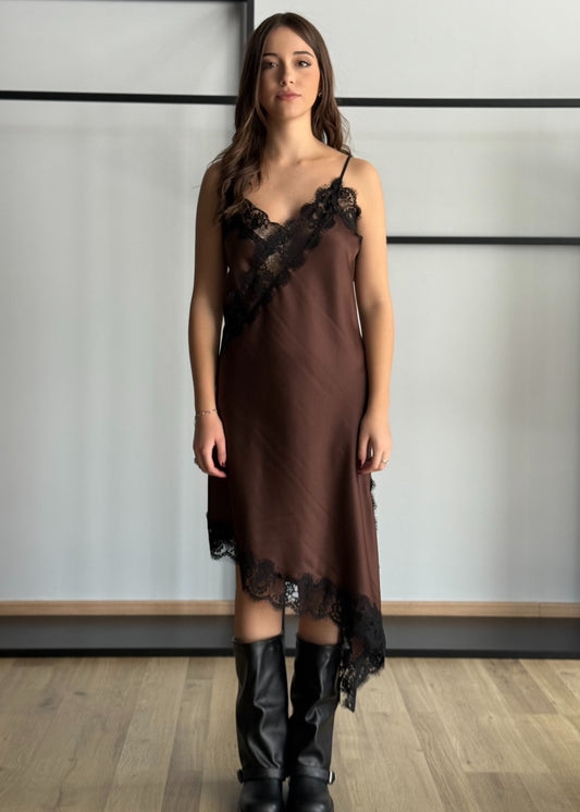 Abito sottoveste in raso con pizzo e orlo asimmetrico