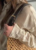 Carica l'immagine nel visualizzatore della galleria, Borsa crochet camel con frange
