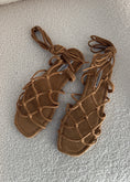 Carica l'immagine nel visualizzatore della galleria, Sandali alla schiava in suede camel
