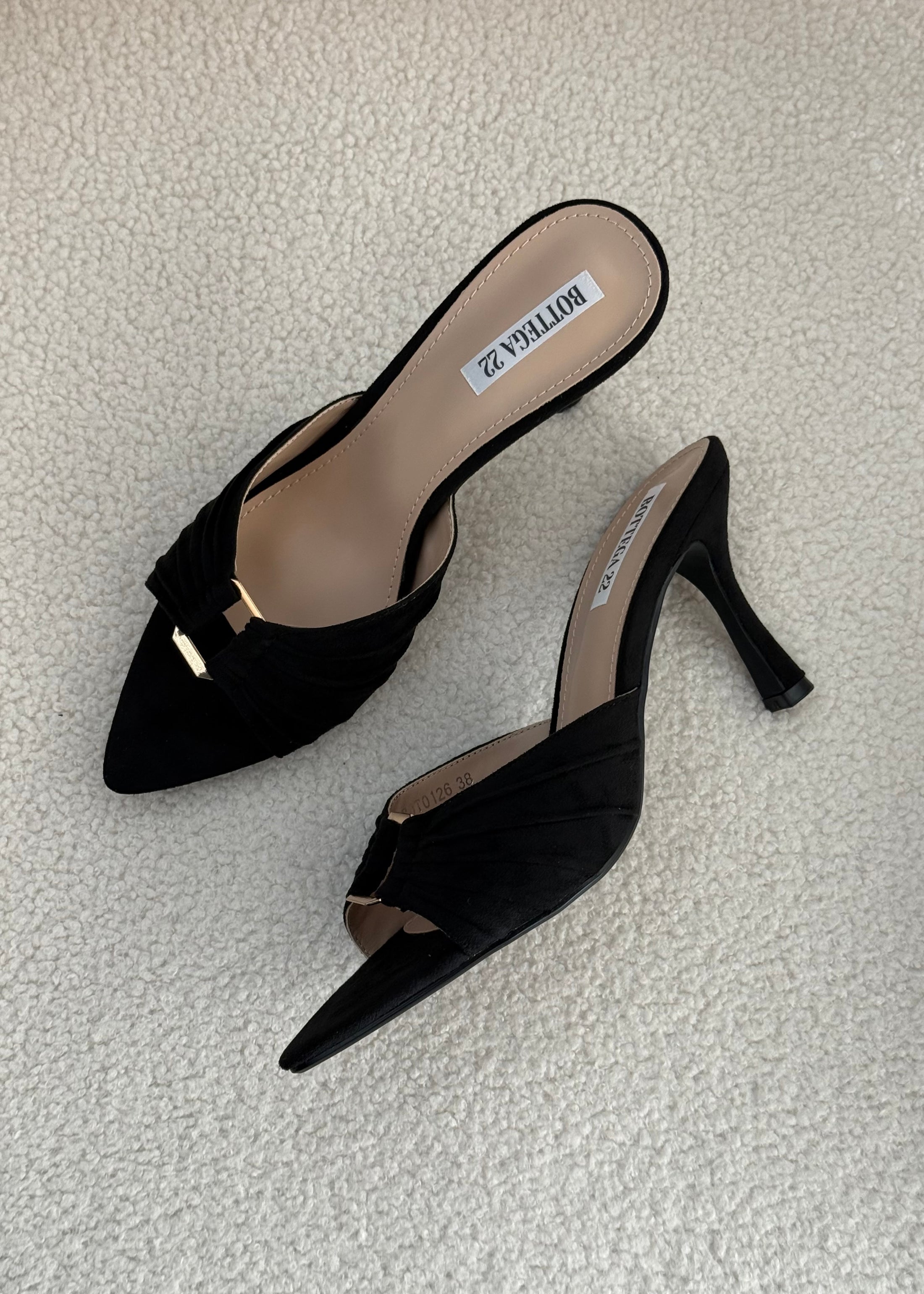 Mule Nere con Punta Affusolata e Dettaglio Gold