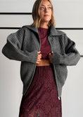 Carica l'immagine nel visualizzatore della galleria, Cardigan grigio con maxi collo e zip - KONTATTO

