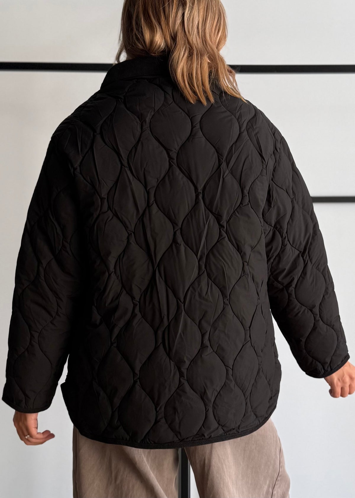 PREORDINE -Giacca COZY nera trapuntata con colletto in velluto
