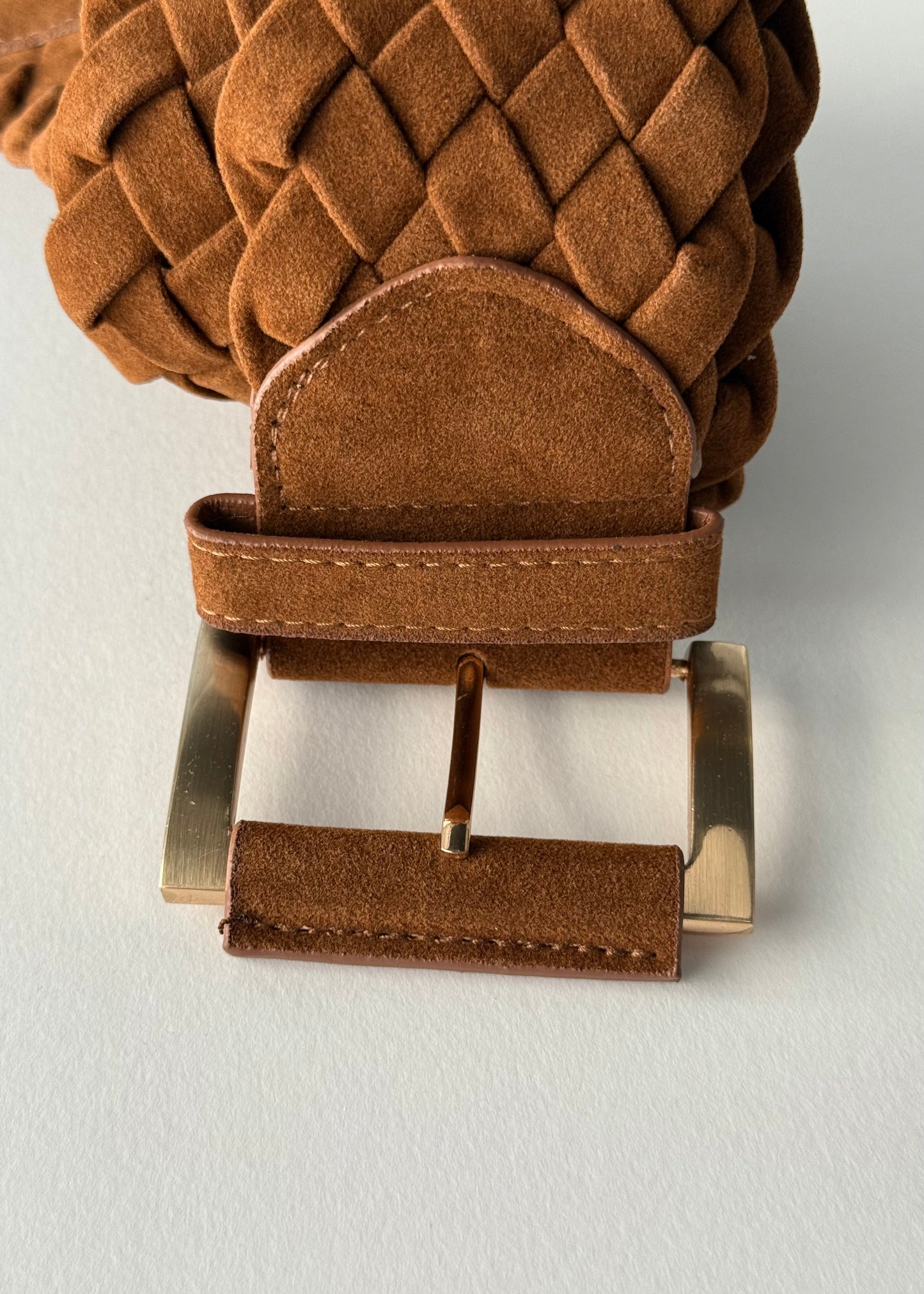 Cintura intrecciata in suede camel con fibbia in metallo