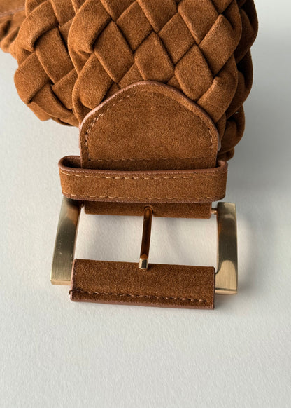 Cintura intrecciata in suede camel con fibbia in metallo