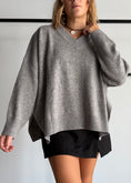 Carica l'immagine nel visualizzatore della galleria, Maglia over scollo V 100% lana - ZAHRJ
