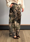 Carica l'immagine nel visualizzatore della galleria, Pantalone cargo camouflage con cintura - PHILIALOFT
