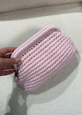 Carica l'immagine nel visualizzatore della galleria, Clutch intrecciata rosa
