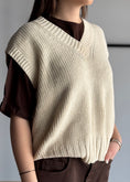 Carica l'immagine nel visualizzatore della galleria, Gilet ZAHJR in maglia latte
