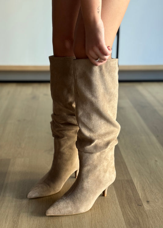 Stivale in camoscio beige con tacco a spillo basso e punta affusolata