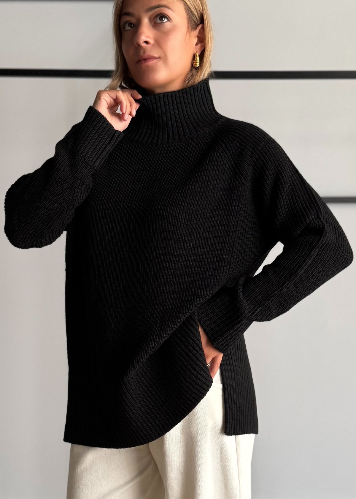 Maglia nera modello cratere con spacchi - KONTATTO