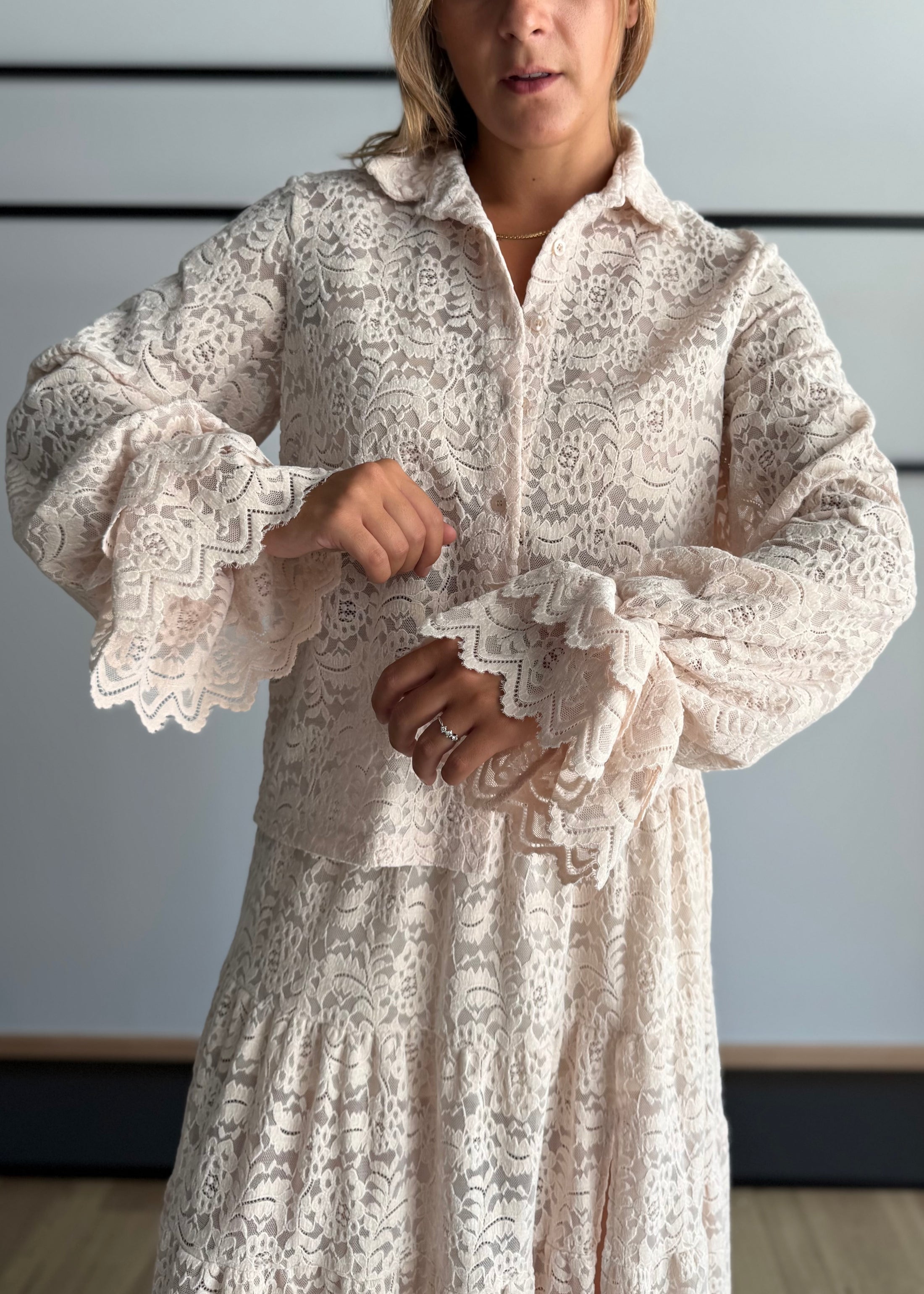 Camicia in pizzo ecrù con volant - KONTATTO