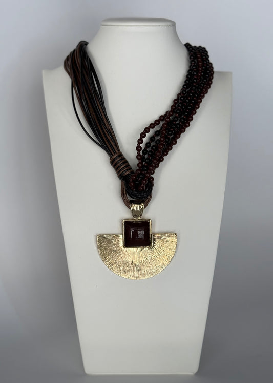Collana multistrato con maxi pendente dorato e resina marrone