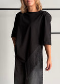 Carica l'immagine nel visualizzatore della galleria, T-shirt asimmetrica nera con frange - KONTATTO
