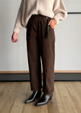 Carica l'immagine nel visualizzatore della galleria, Pantalone moro relax con charm - PHILIALOFT

