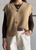 Carica l'immagine nel visualizzatore della galleria, Gilet ZAHJR in maglia con bottoni cammello
