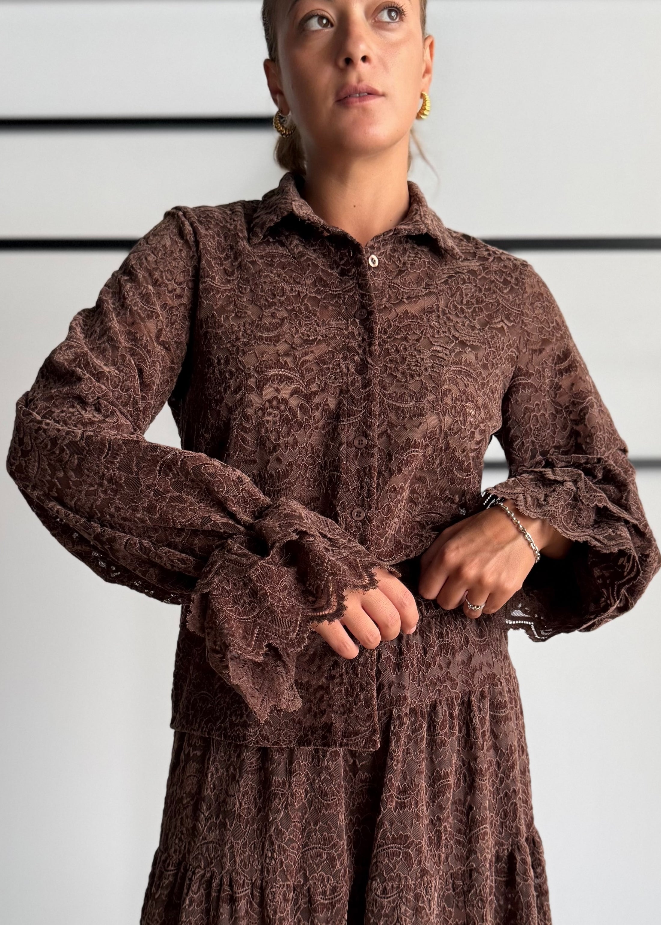 Camicia in pizzo moro con volant - KONTATTO
