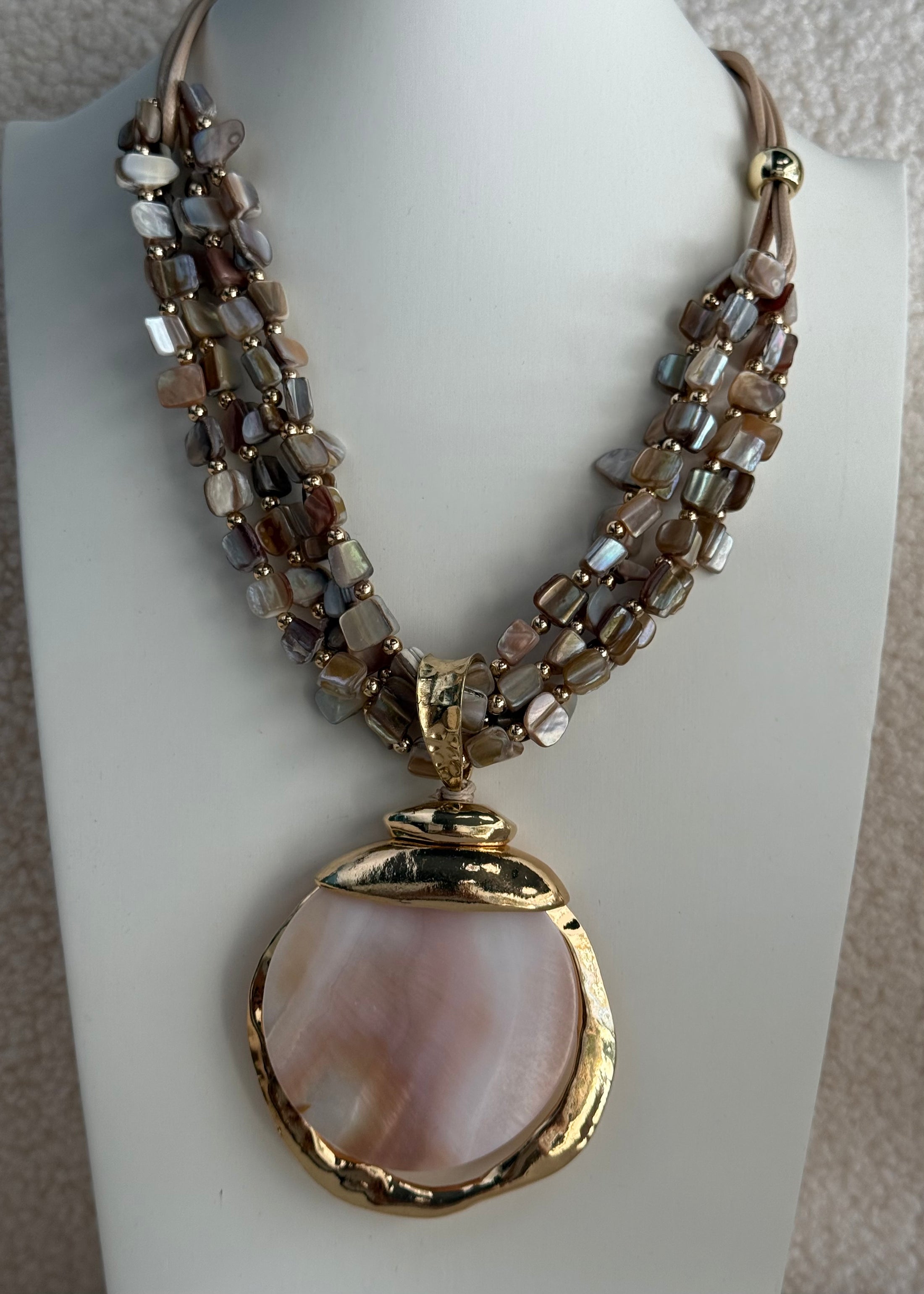 Collana multifilo beige con maxi pendente