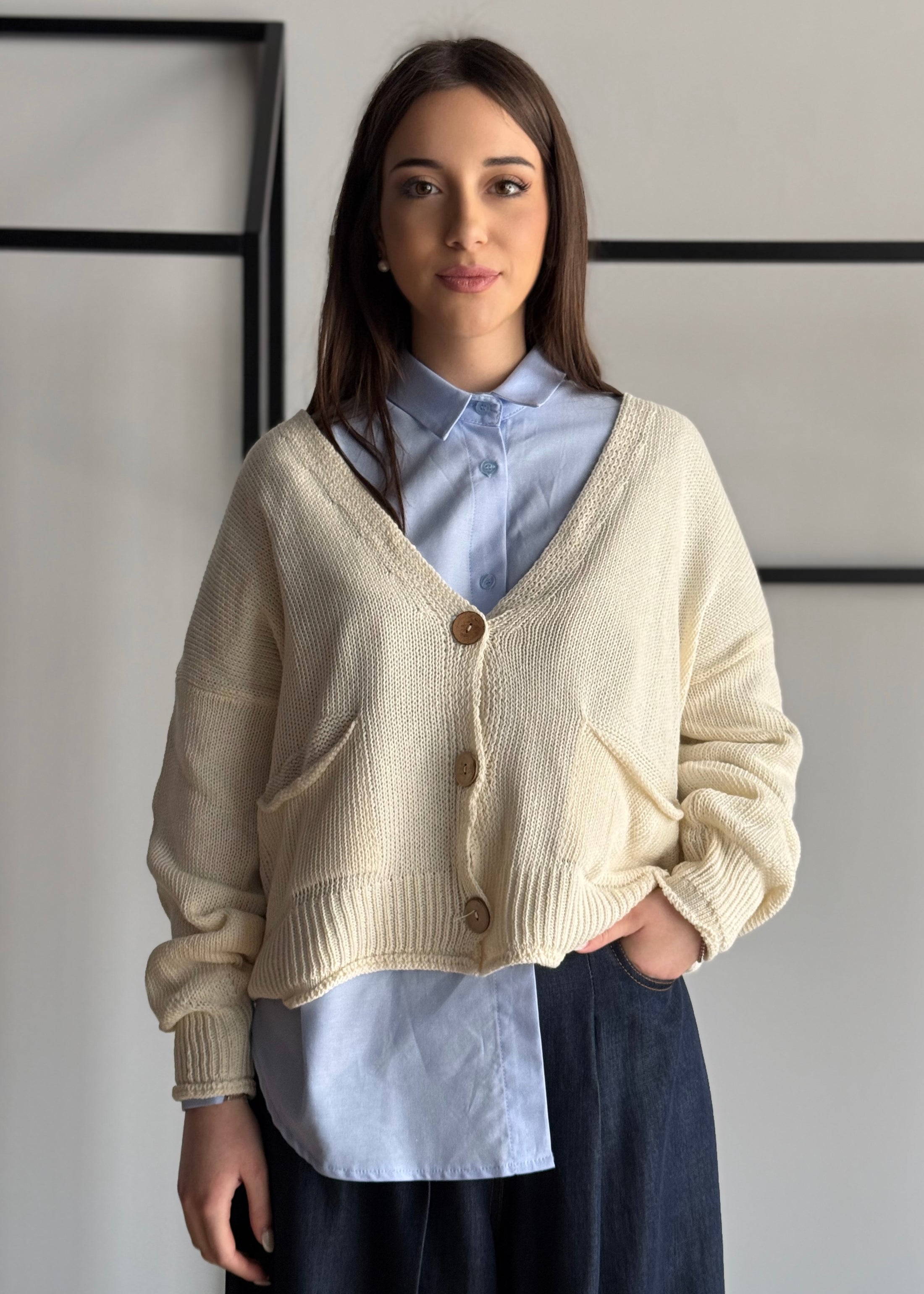 Cardigan ZAHJR latte con bottoni in legno