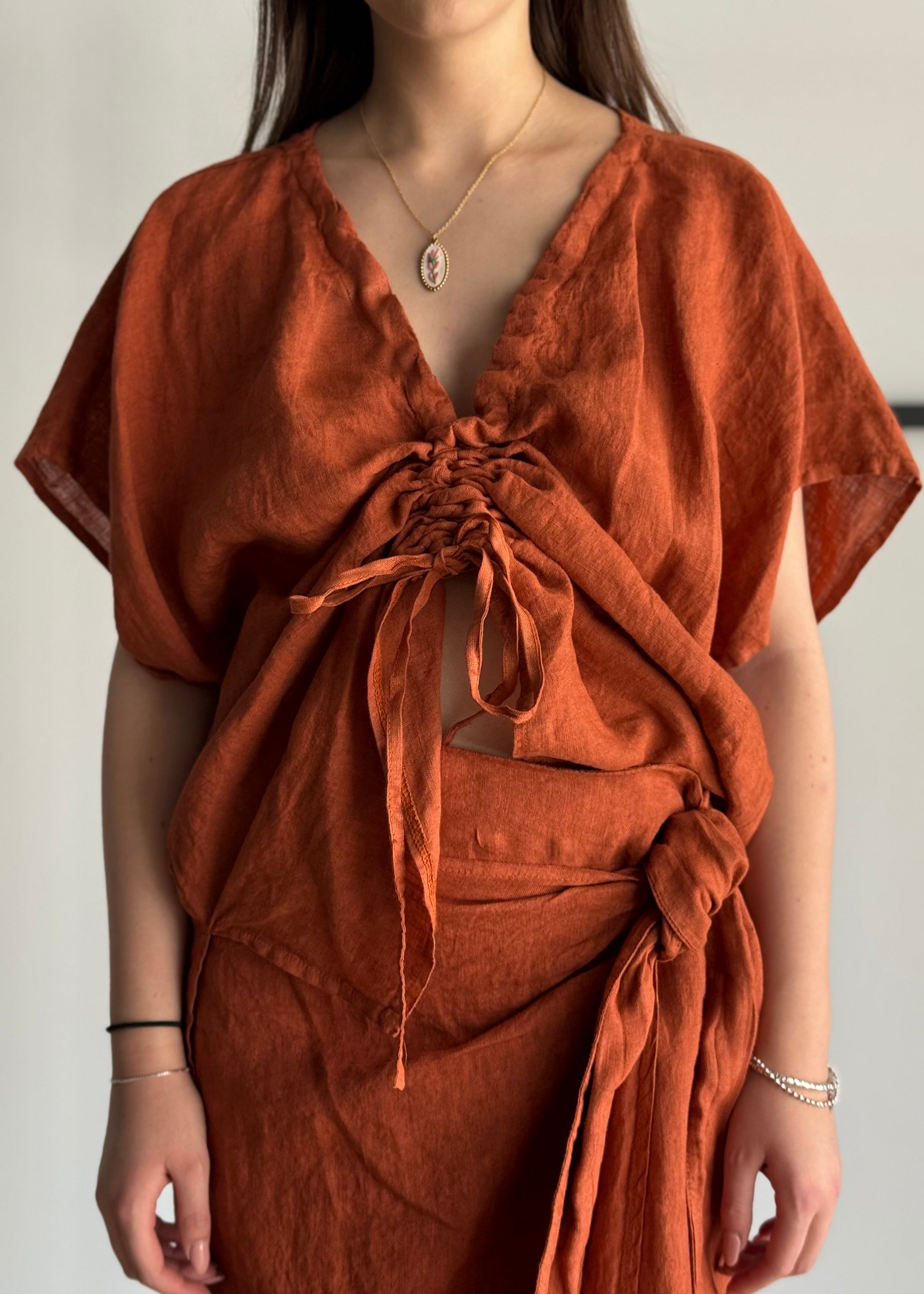 Blusa PHILIALOFT in lino terracotta con scollo regolabile