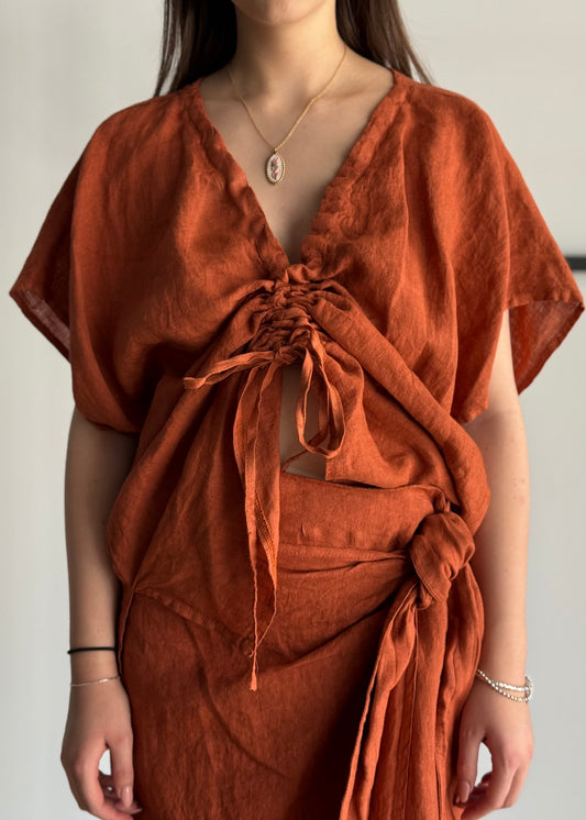 Blusa PHILIALOFT in lino terracotta con scollo regolabile