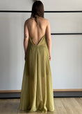 Carica l'immagine nel visualizzatore della galleria, Abito lungo olio con scollo profondo

