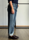 Carica l'immagine nel visualizzatore della galleria, Jeans dritto blu con risvolto
