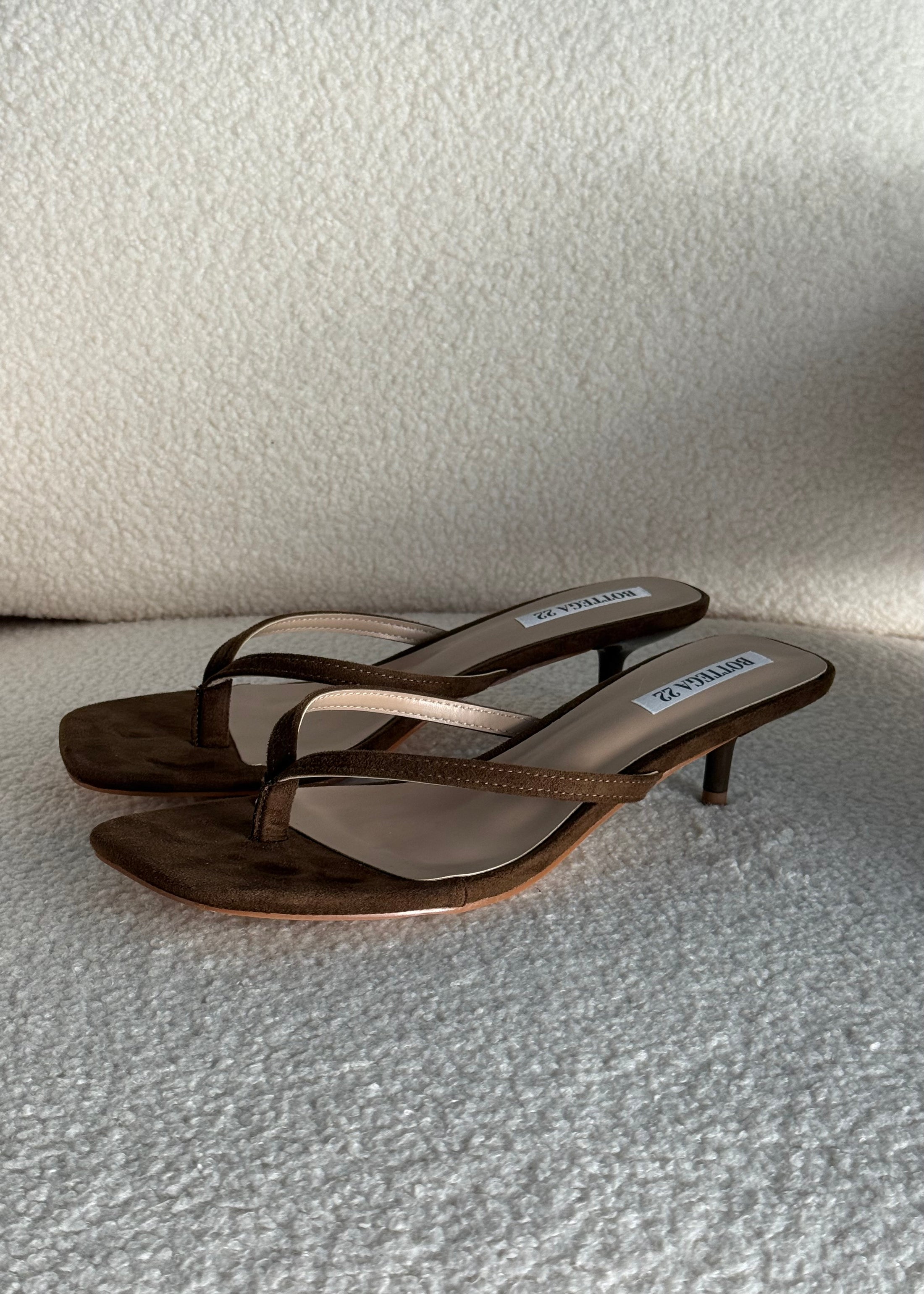Sandali infradito con tacco moro effetto suede