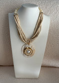 Carica l'immagine nel visualizzatore della galleria, Collana multifilo beige con pendente madreperla

