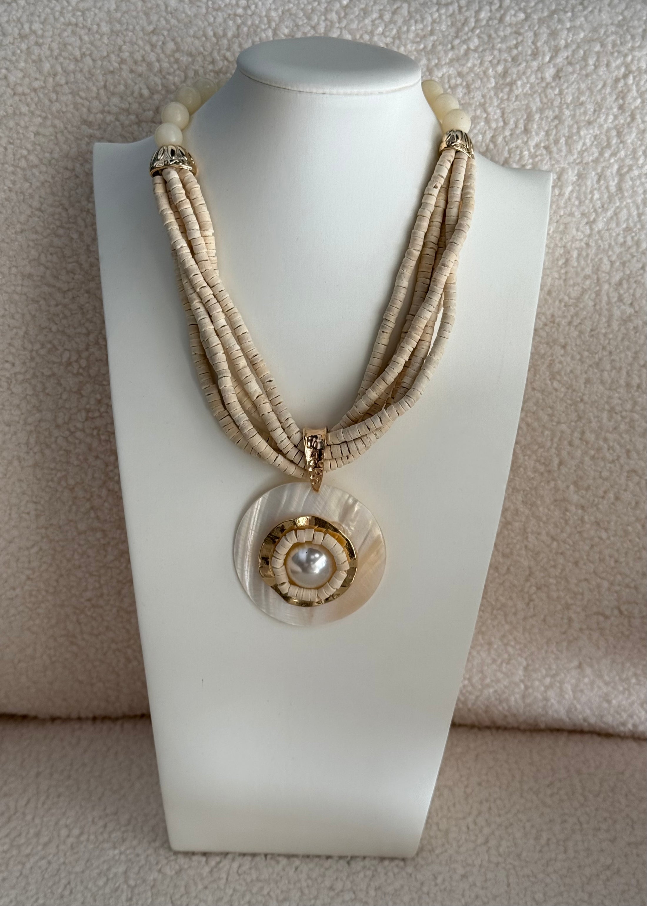 Collana multifilo beige con pendente madreperla