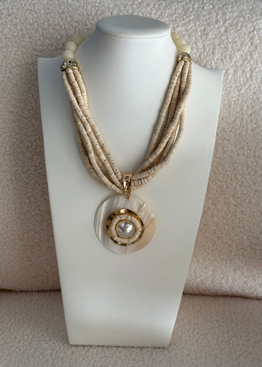 Collana multifilo beige con pendente madreperla