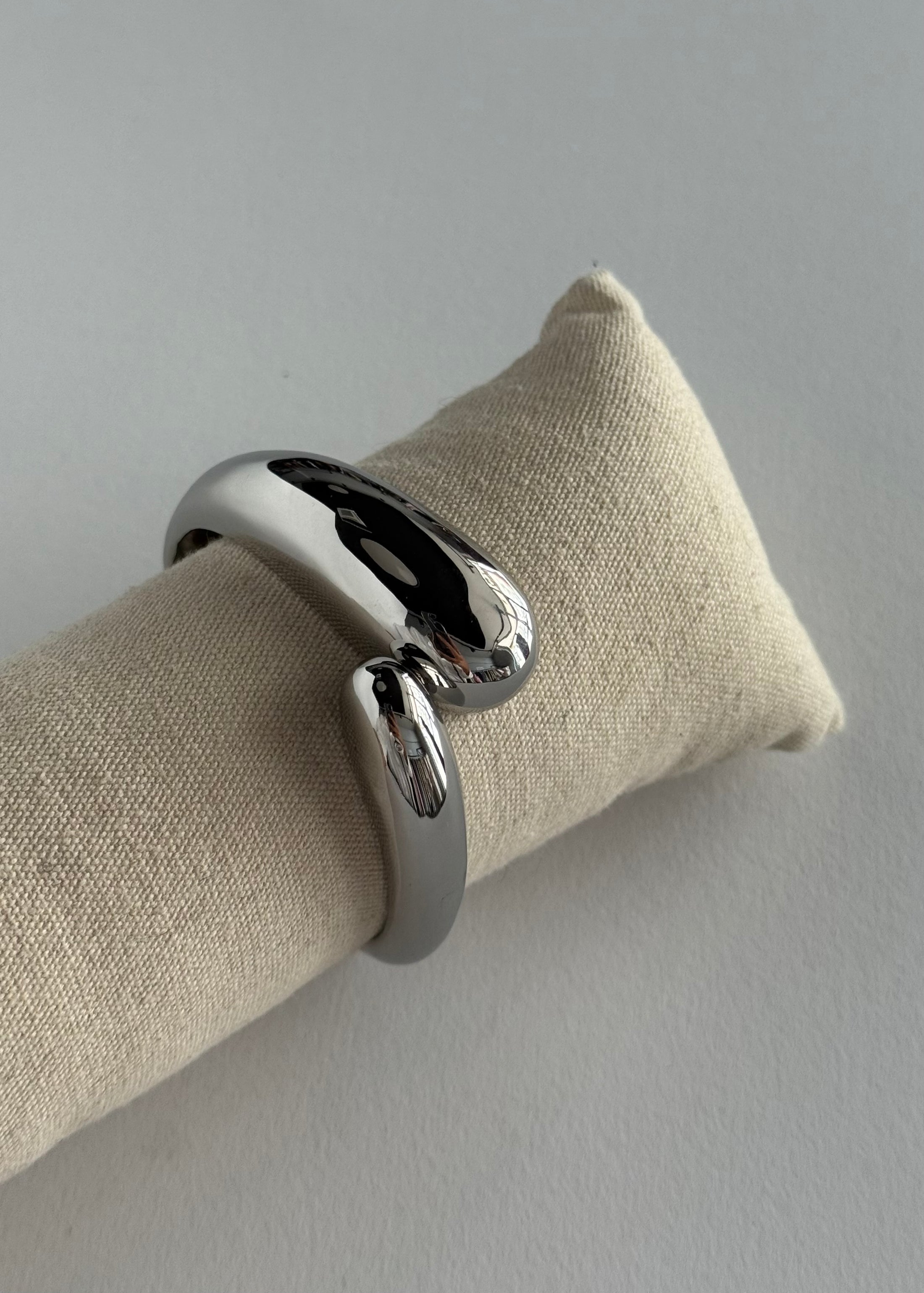 Bracciale rigido argento con design ondulato